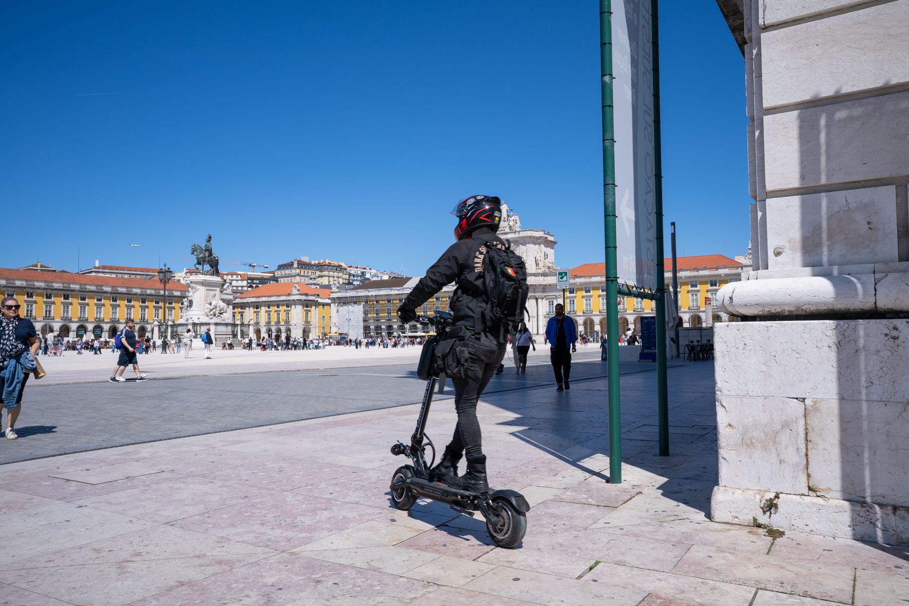 E-Scooter-Fahrer mit Helm im Stadtverkehr